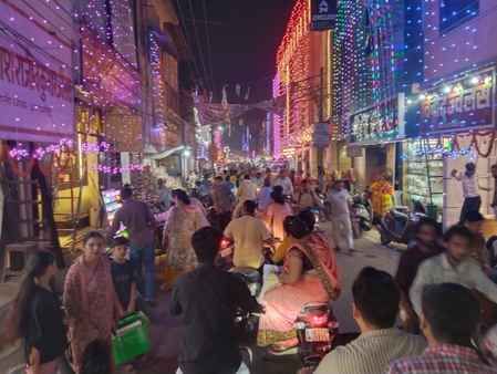 बहादुरगंज बाजार में कमलगट्टा और फूलों की खरीदारी करतीं महिलाएं। संवाद