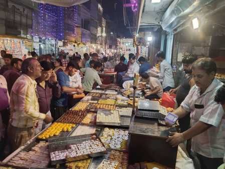 बहादुरगंज बाजार में कमलगट्टा और फूलों की खरीदारी करतीं महिलाएं। संवाद