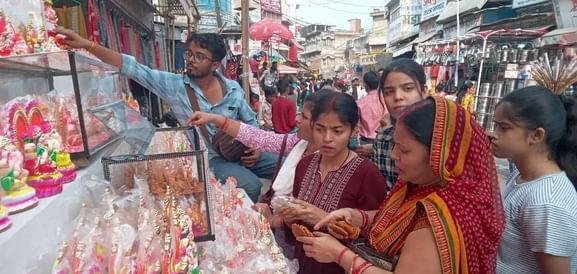 बहादुरगंज बाजार में कमलगट्टा और फूलों की खरीदारी करतीं महिलाएं। संवाद
