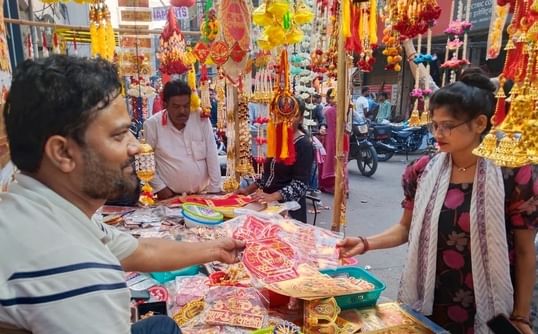 बहादुरगंज बाजार में कमलगट्टा और फूलों की खरीदारी करतीं महिलाएं। संवाद