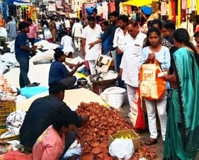 बहादुरगंज बाजार में कमलगट्टा और फूलों की खरीदारी करतीं महिलाएं। संवाद