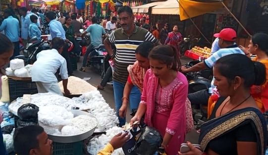 बहादुरगंज बाजार में कमलगट्टा और फूलों की खरीदारी करतीं महिलाएं। संवाद