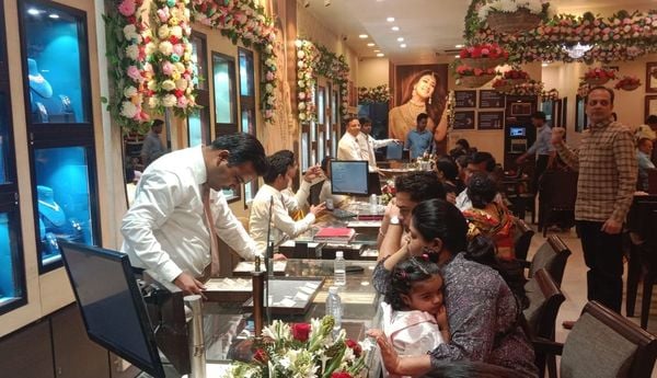 बहादुरगंज बाजार में सजावटी लटकन की खरीदारी करते लोग। संवाद