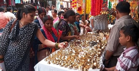 बहादुरगंज बाजार में सजावटी लटकन की खरीदारी करते लोग। संवाद