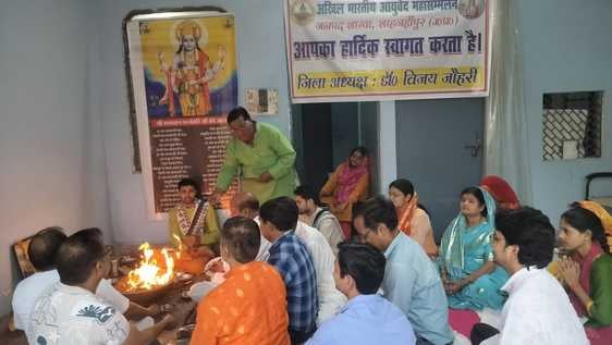 बहादुरगंज बाजार में सजावटी लटकन की खरीदारी करते लोग। संवाद