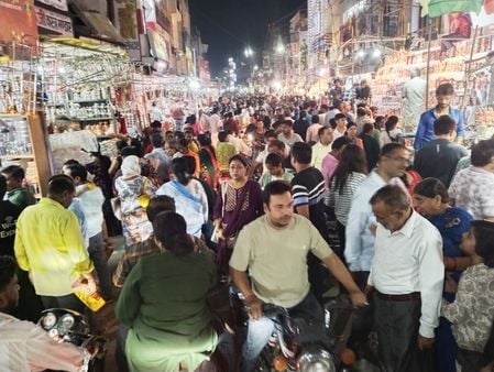 बहादुरगंज बाजार में सजावटी लटकन की खरीदारी करते लोग। संवाद