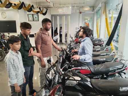 बहादुरगंज बाजार में सजावटी लटकन की खरीदारी करते लोग। संवाद