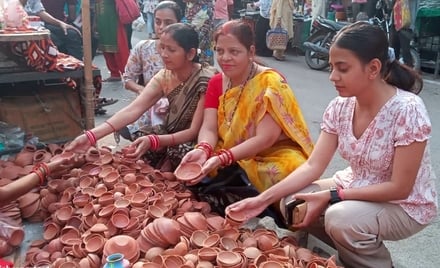बहादुरगंज बाजार में सजावटी लटकन की खरीदारी करते लोग। संवाद