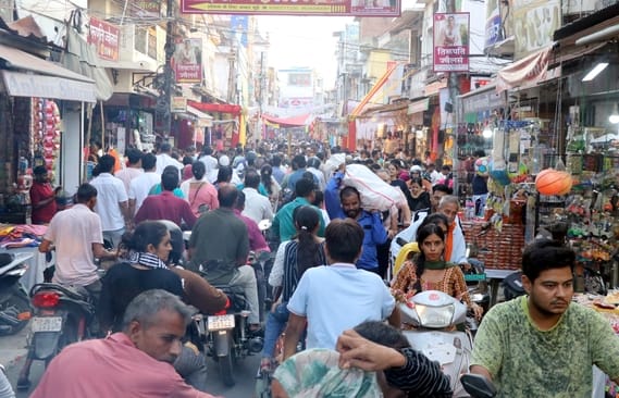 बिजनौर में धनतेरस पर मुख्य बाजार में उमड़ी भीड़। संवाद बिजनौर में धनतेरस पर मुख्य बाजार में उमड़ी भीड़। संवाद