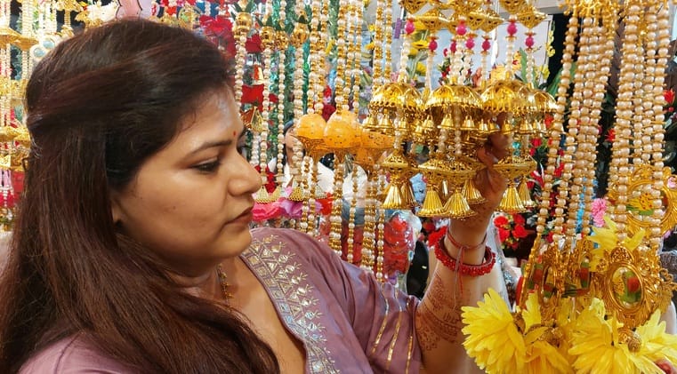 बिजनौर में धनतेरस पर मुख्य बाजार में उमड़ी भीड़। संवाद बिजनौर में धनतेरस पर मुख्य बाजार में उमड़ी भीड़। संवाद
