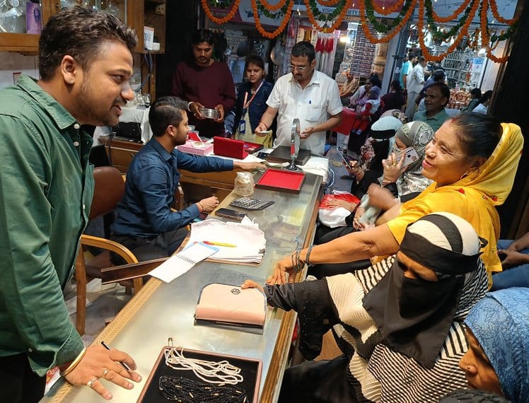 बिजनौर में धनतेरस पर मुख्य बाजार में उमड़ी भीड़। संवाद बिजनौर में धनतेरस पर मुख्य बाजार में उमड़ी भीड़। संवाद