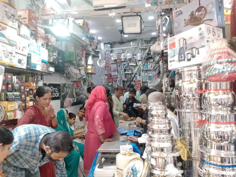 बाजार में खरीदारी करने पहुंचे लोग। संवाद बाजार में खरीदारी करने पहुंचे लोग। संवाद