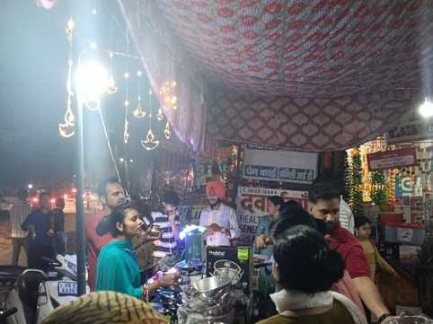 बर्तनों की दुरान पर खरीददारी करते महिलाएं। बर्तनों की दुरान पर खरीददारी करते महिलाएं।
