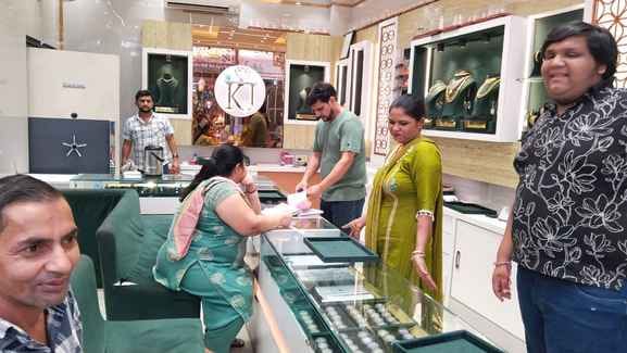 बर्तनों की दुरान पर खरीददारी करते महिलाएं। बर्तनों की दुरान पर खरीददारी करते महिलाएं।