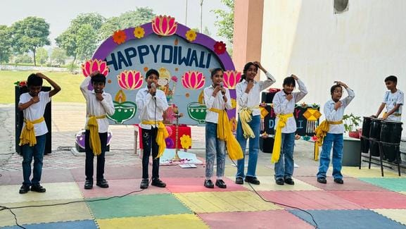 एसडी विद्या मंदिर हुडा में विद्यार्थियों द्वारा तैयार की गई दीपों की श्रृंखला।