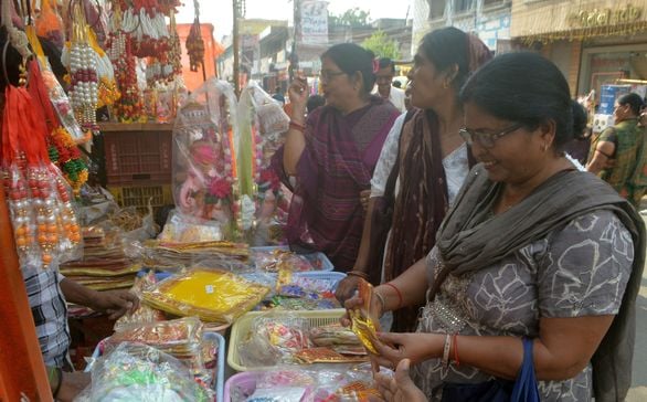 फोटो-10- इलेक्टि्क दीये व झालरें खरीदतें लोग। संवाद फोटो-10- इलेक्टि्क दीये व झालरें खरीदतें लोग। संवाद