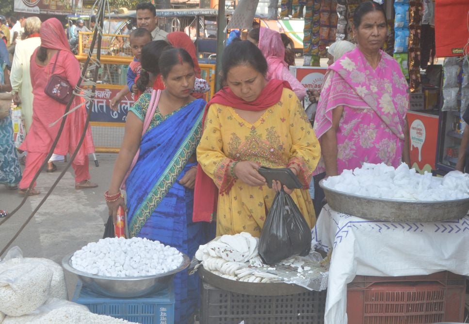 फोटो-10- इलेक्टि्क दीये व झालरें खरीदतें लोग। संवाद फोटो-10- इलेक्टि्क दीये व झालरें खरीदतें लोग। संवाद