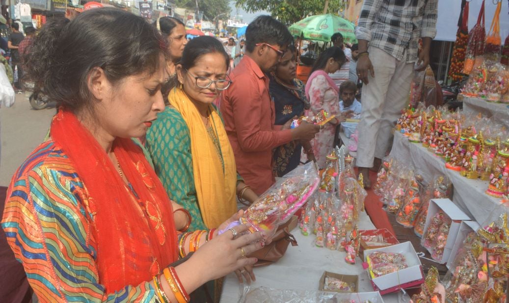 फोटो-10- इलेक्टि्क दीये व झालरें खरीदतें लोग। संवाद फोटो-10- इलेक्टि्क दीये व झालरें खरीदतें लोग। संवाद