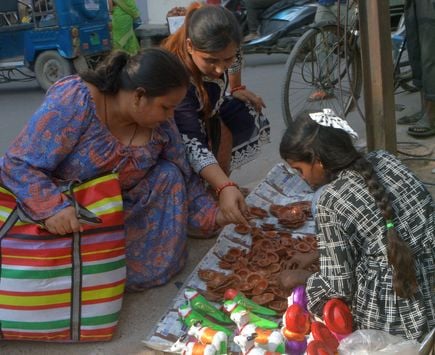 फोटो-10- इलेक्टि्क दीये व झालरें खरीदतें लोग। संवाद फोटो-10- इलेक्टि्क दीये व झालरें खरीदतें लोग। संवाद