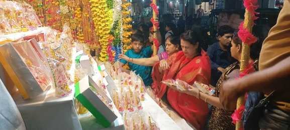 फोटो-13,सराफा बाजार में दुकान से खरीददारी करते ग्राहक।संवाद फोटो-13,सराफा बाजार में दुकान से खरीददारी करते ग्राहक।संवाद