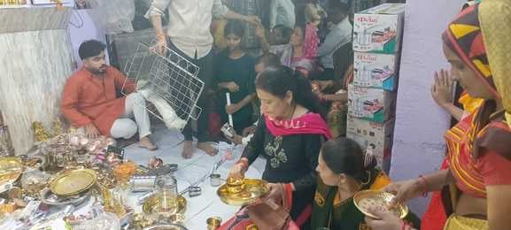 फोटो-13,सराफा बाजार में दुकान से खरीददारी करते ग्राहक।संवाद फोटो-13,सराफा बाजार में दुकान से खरीददारी करते ग्राहक।संवाद