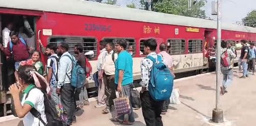 फोटो 18 एमएएचपी 10 परिचय-रोडवेज परिसर में बस से चढ़ते उतरते यात्री। संवाद फोटो 18 एमएएचपी 10 परिचय-रोडवेज परिसर में बस से चढ़ते उतरते यात्री। संवाद