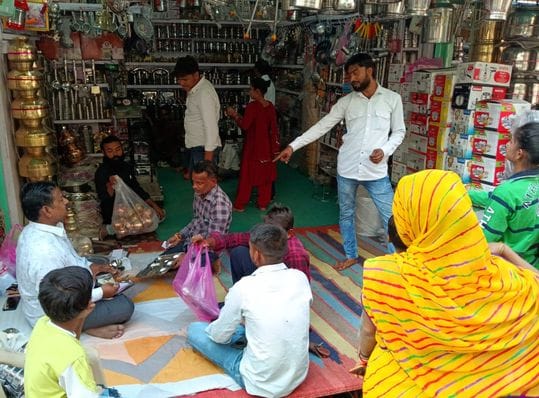 फोटो 18 एमएएचपी 12 परिचय-राघव होंडा एजेंसी में बाइक व स्कूटी की खरीदारी करते ग्राहक। संवाद