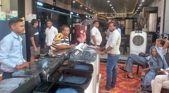 फोटो 18 एमएएचपी 12 परिचय-राघव होंडा एजेंसी में बाइक व स्कूटी की खरीदारी करते ग्राहक। संवाद