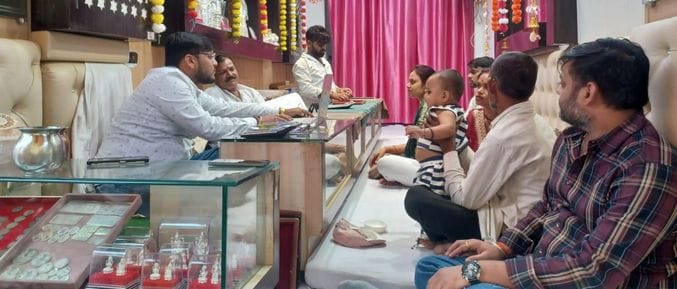 फोटो 18 एमएएचपी 12 परिचय-राघव होंडा एजेंसी में बाइक व स्कूटी की खरीदारी करते ग्राहक। संवाद