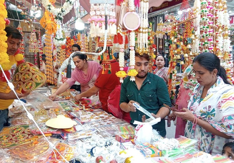 फोटो 19- सोनीपत के रोहतक रोड स्थित टाटा स्वर्ण मोटर शोरूम पर परिवार को धनतेरस पर गाड़ी की चाबी फोटो 19- सोनीपत के रोहतक रोड स्थित टाटा स्वर्ण मोटर शोरूम पर परिवार को धनतेरस पर गाड़ी की चाबी