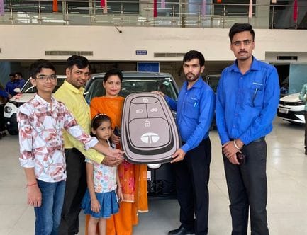 फोटो 19- सोनीपत के रोहतक रोड स्थित टाटा स्वर्ण मोटर शोरूम पर परिवार को धनतेरस पर गाड़ी की चाबी फोटो 19- सोनीपत के रोहतक रोड स्थित टाटा स्वर्ण मोटर शोरूम पर परिवार को धनतेरस पर गाड़ी की चाबी