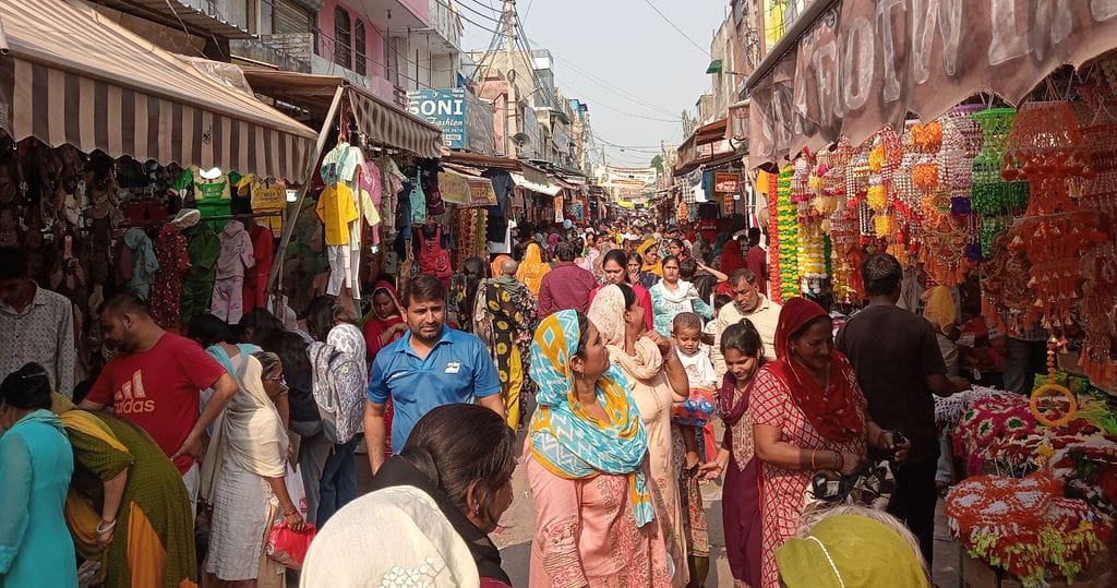 फोटो 19- सोनीपत के रोहतक रोड स्थित टाटा स्वर्ण मोटर शोरूम पर परिवार को धनतेरस पर गाड़ी की चाबी फोटो 19- सोनीपत के रोहतक रोड स्थित टाटा स्वर्ण मोटर शोरूम पर परिवार को धनतेरस पर गाड़ी की चाबी