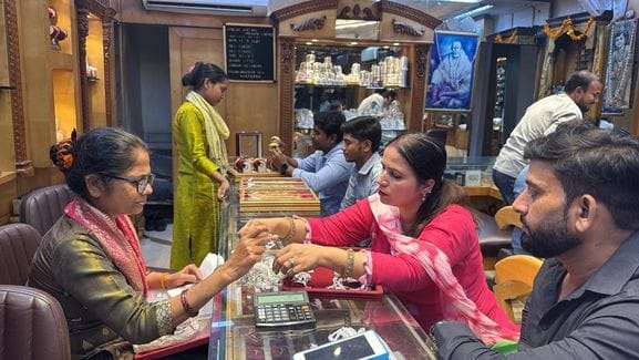 फोटो 19- सोनीपत के रोहतक रोड स्थित टाटा स्वर्ण मोटर शोरूम पर परिवार को धनतेरस पर गाड़ी की चाबी फोटो 19- सोनीपत के रोहतक रोड स्थित टाटा स्वर्ण मोटर शोरूम पर परिवार को धनतेरस पर गाड़ी की चाबी