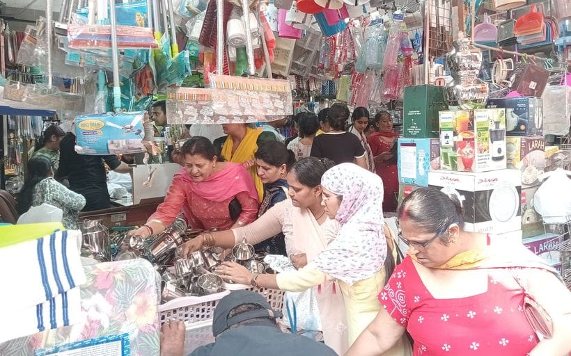 फोटो 19- सोनीपत के रोहतक रोड स्थित टाटा स्वर्ण मोटर शोरूम पर परिवार को धनतेरस पर गाड़ी की चाबी फोटो 19- सोनीपत के रोहतक रोड स्थित टाटा स्वर्ण मोटर शोरूम पर परिवार को धनतेरस पर गाड़ी की चाबी