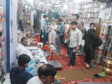 फोटो 19- सोनीपत के रोहतक रोड स्थित टाटा स्वर्ण मोटर शोरूम पर परिवार को धनतेरस पर गाड़ी की चाबी फोटो 19- सोनीपत के रोहतक रोड स्थित टाटा स्वर्ण मोटर शोरूम पर परिवार को धनतेरस पर गाड़ी की चाबी