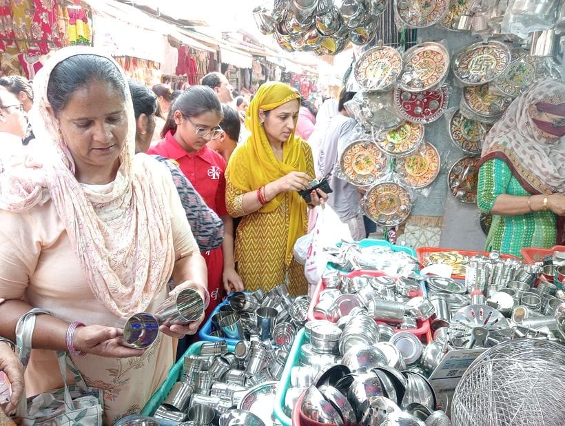 फोटो 19- सोनीपत के रोहतक रोड स्थित टाटा स्वर्ण मोटर शोरूम पर परिवार को धनतेरस पर गाड़ी की चाबी फोटो 19- सोनीपत के रोहतक रोड स्थित टाटा स्वर्ण मोटर शोरूम पर परिवार को धनतेरस पर गाड़ी की चाबी