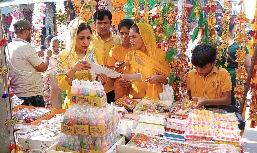 फोटो 19- सोनीपत के रोहतक रोड स्थित टाटा स्वर्ण मोटर शोरूम पर परिवार को धनतेरस पर गाड़ी की चाबी फोटो 19- सोनीपत के रोहतक रोड स्थित टाटा स्वर्ण मोटर शोरूम पर परिवार को धनतेरस पर गाड़ी की चाबी