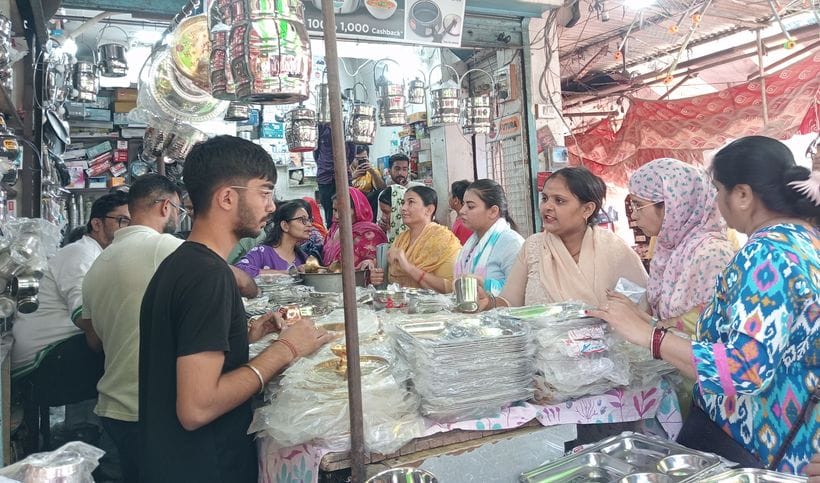 फोटो 19- सोनीपत के रोहतक रोड स्थित टाटा स्वर्ण मोटर शोरूम पर परिवार को धनतेरस पर गाड़ी की चाबी फोटो 19- सोनीपत के रोहतक रोड स्थित टाटा स्वर्ण मोटर शोरूम पर परिवार को धनतेरस पर गाड़ी की चाबी