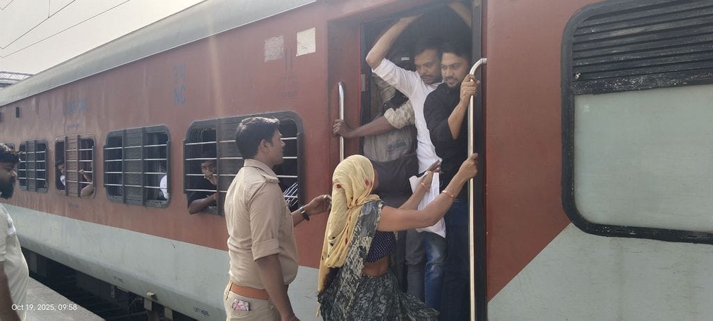 फोटो-19एयूआरपी10- स्टेशन पर ट्रेन में चढ़ती व उतरती यात्रियों की भीड़। संवाद