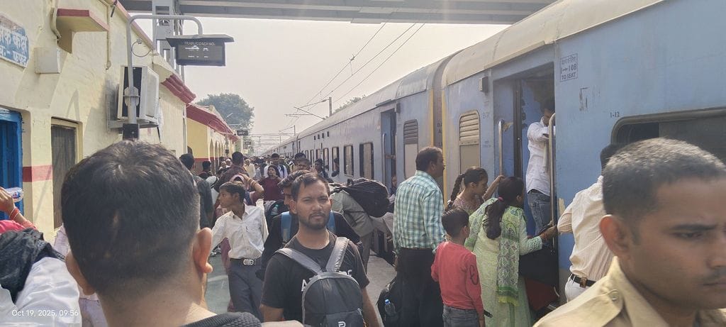 फोटो-19एयूआरपी10- स्टेशन पर ट्रेन में चढ़ती व उतरती यात्रियों की भीड़। संवाद
