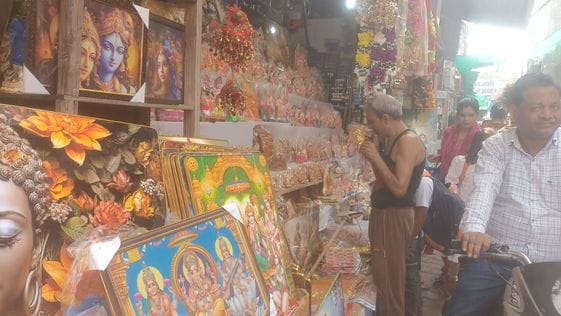 फोटो-19एयूआरपी27- बिधूना में बाजार में लगी खील खिलौने की दुकान। संवाद
