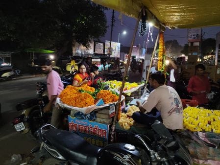 फोटो-19एयूआरपी27- बिधूना में बाजार में लगी खील खिलौने की दुकान। संवाद