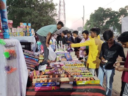 फोटो-19एयूआरपी27- बिधूना में बाजार में लगी खील खिलौने की दुकान। संवाद