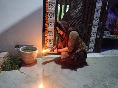 फोटो-19एयूआरपी37- घर की दहलीज पर दीपक रखते बच्चे। संवाद