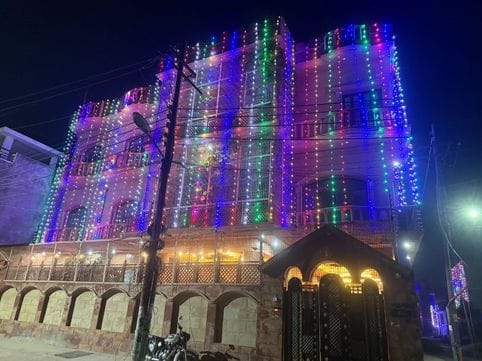 फोटो-19एयूआरपी37- घर की दहलीज पर दीपक रखते बच्चे। संवाद