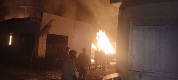 फोटो-25, सादिकपुर-शुकरुल्लापुर स्थित बायो रिफाइनरी प्लांट में आग के बाद उठ रहीं लपटें। संवाद