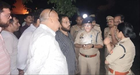 फोटो-25, सादिकपुर-शुकरुल्लापुर स्थित बायो रिफाइनरी प्लांट में आग के बाद उठ रहीं लपटें। संवाद