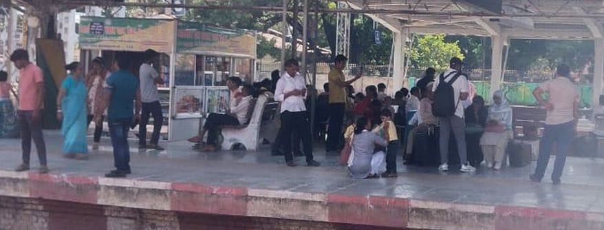 फोटो-37-सवारियों के इंतजार में खड़ी चित्रकूट मेला की बसें। संवाद फोटो-37-सवारियों के इंतजार में खड़ी चित्रकूट मेला की बसें। संवाद