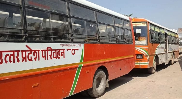 फोटो-37-सवारियों के इंतजार में खड़ी चित्रकूट मेला की बसें। संवाद फोटो-37-सवारियों के इंतजार में खड़ी चित्रकूट मेला की बसें। संवाद