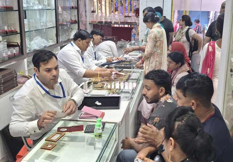 -फोटो 56 : बर्तन की दुकान पर खरीदारी करती महिला। संवाद